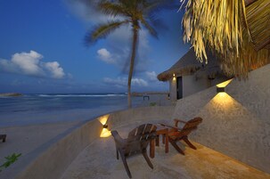 Oceanfront Two Double Beds Minipool | Ropa de cama de alta calidad, minibar, caja fuerte y cortinas opacas