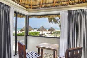 Suite Oceanfront Two Double Beds | Luxe beddengoed, een minibar, een kluis op de kamer