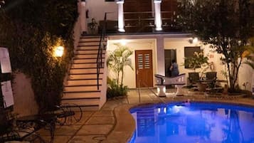 Alberca al aire libre y camastros