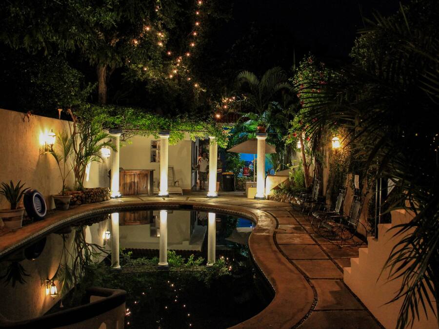 Een buitenzwembad, ligstoelen bij het zwembad