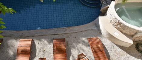 Piscine extérieure, chaises longues