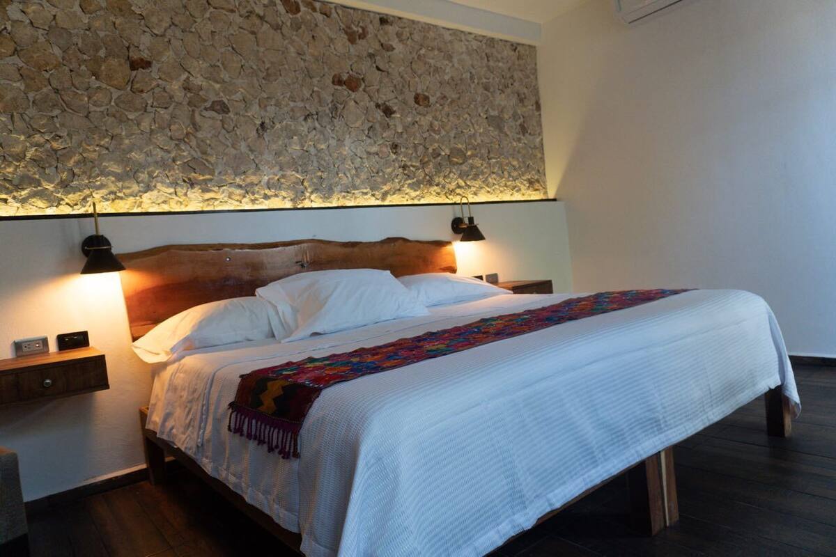 Premium bedding, minibar, in-room safe, cribs (free)