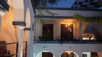 Hồ bơi ngoài trời, ghế dài tắm nắng