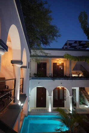 Outdoor pool, sun loungers - Hotel Zamna (Mérida)