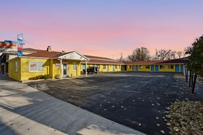 Exterior - Arrowhead Motel (Sundance)