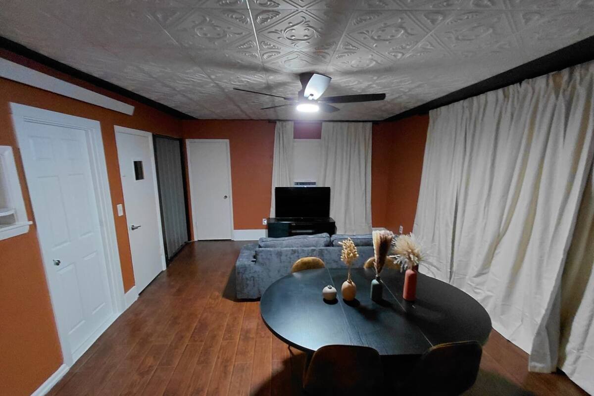 Apartment | Bathroom | Deep-soaking bathtub, free toiletries, towels