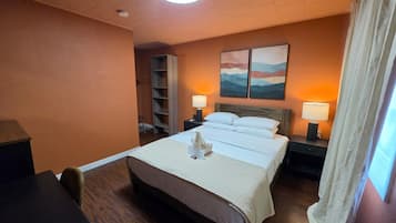 Escritorio, wifi gratis y ropa de cama