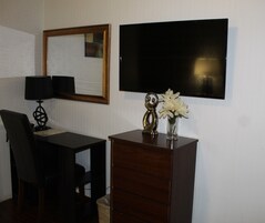 Escritorio, wifi gratis y ropa de cama 