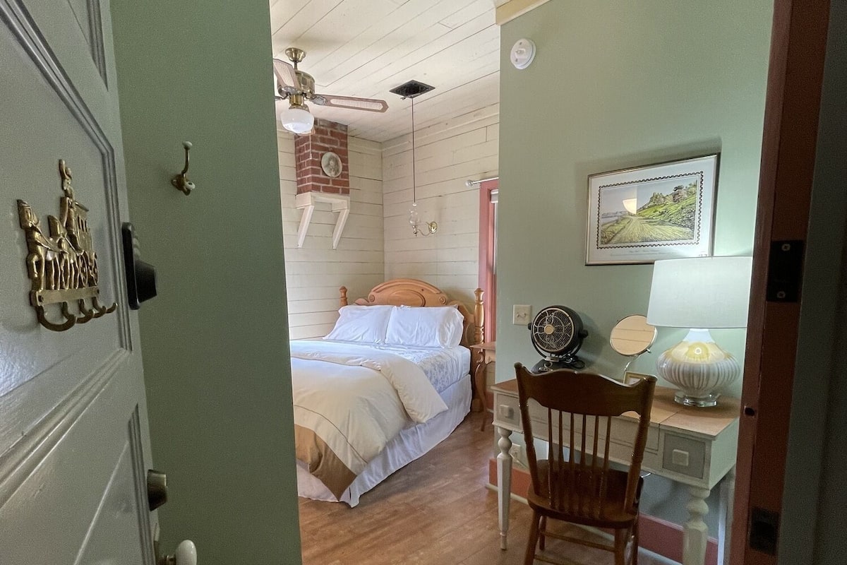 Toy Room | Een bureau, gratis wifi, beddengoed