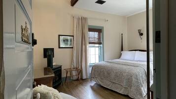 Conrad Bohn Room | Schreibtisch, kostenloses WLAN, Bettwäsche