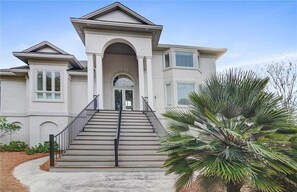 House, 6 Bedrooms | Exterior