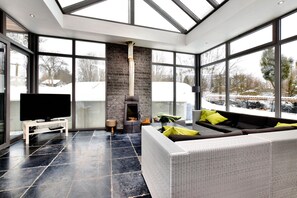 TV, video games, DVD player - Luxurious Holiday Home in Courtil with bubble bath (Courtil)