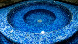 A circular pool with mosaic blue tiles and a central drain. - Azul Turquesa Hotel Boutique (Cuernavaca)