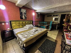 Habitación Confort, 1 cama de matrimonio grande, bañera de hidromasaje | Escritorio, wifi gratis, ropa de cama