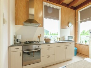 Een microgolfoven, een oven, een kookplaat