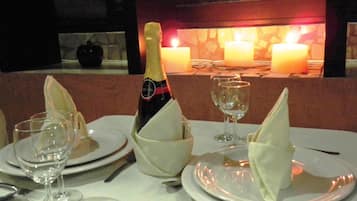 Lunch and dinner served, international cuisine
