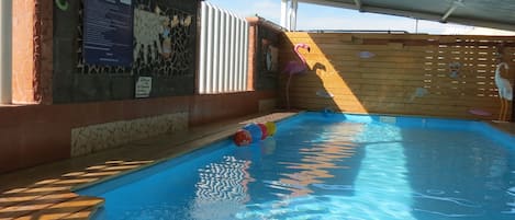 Una piscina cubierta, una piscina al aire libre