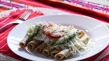 Daily cooked-to-order breakfast (MXN 180 per person)