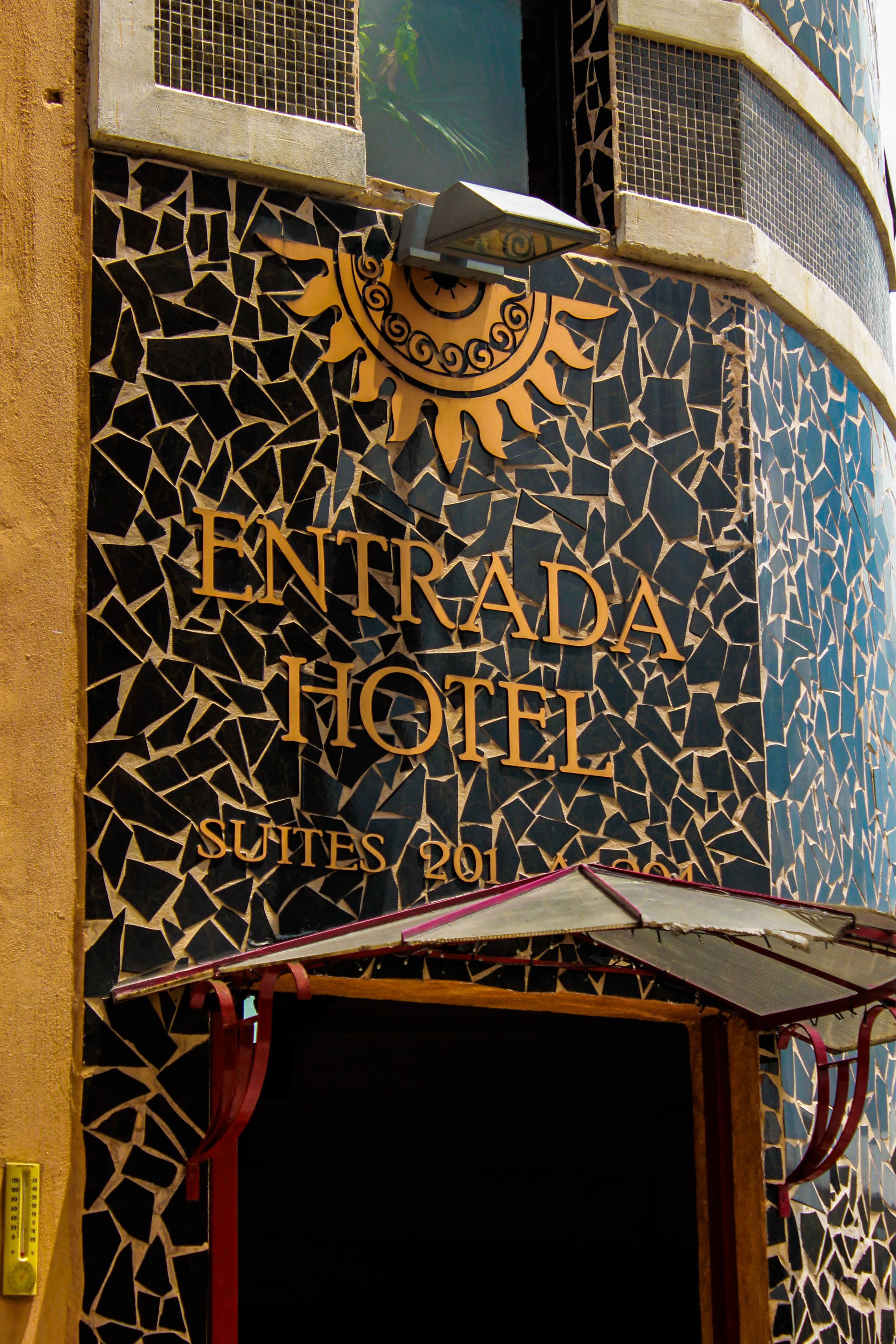 Entrada de hotel con un diseño de mosaico y el nombre "ENTRADA HOTEL" bien visible.