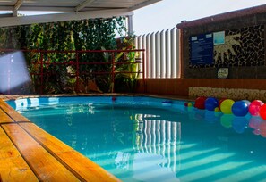 Alberca techada y alberca al aire libre