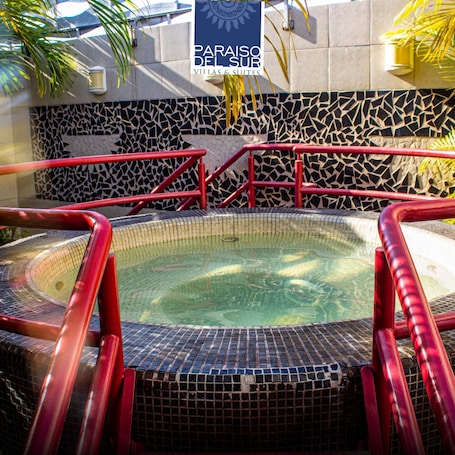 Escritorio, wifi gratis y ropa de cama . Villas y Suites Paraiso del Sur