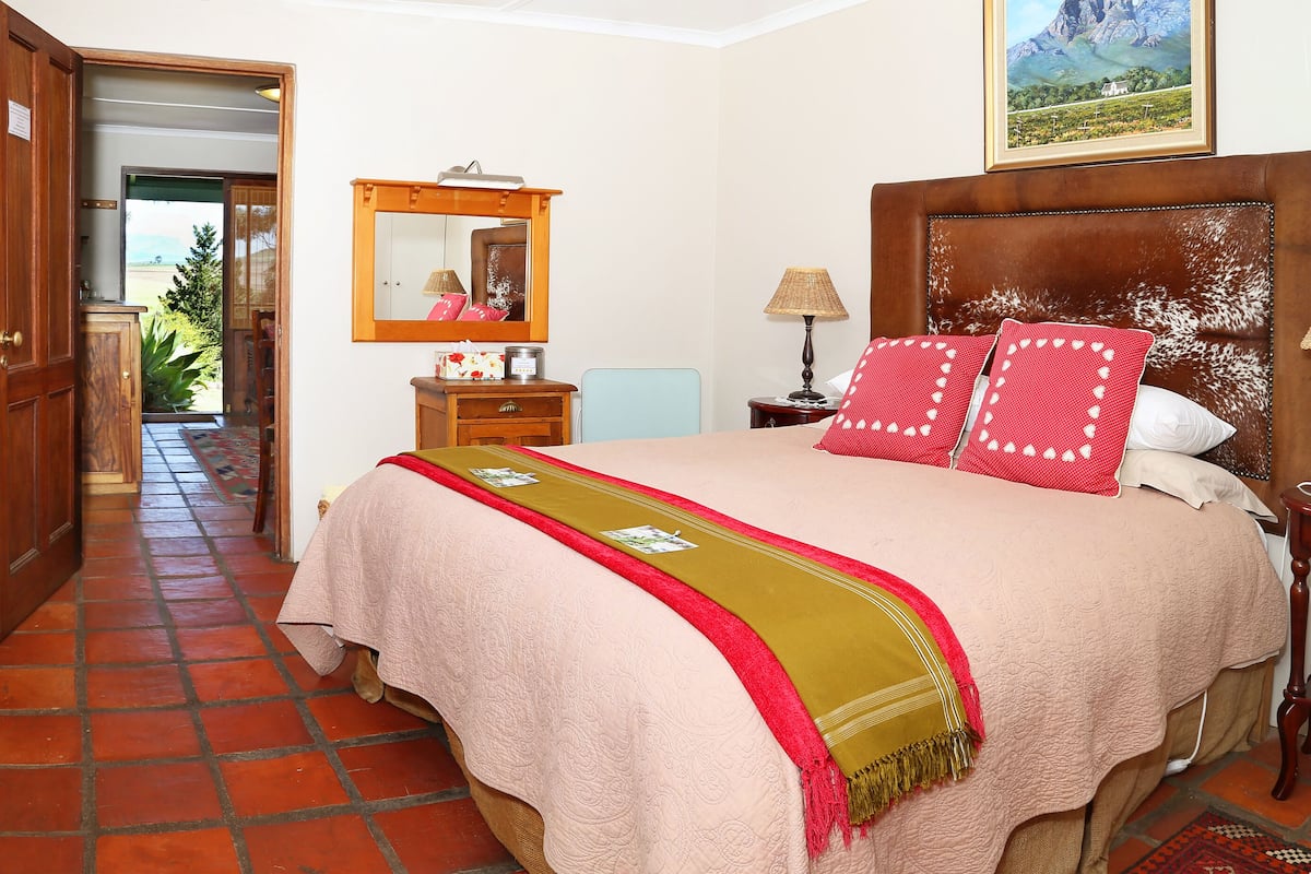 Luxury Cottage, 1 Bedroom, Mountain View (Small cottage: Guineau Fowl) | 3 bedrooms, minibar, bed sheets