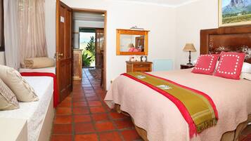 Luxury-Ferienhaus, 1 Schlafzimmer, Bergblick (Small cottage: Guineau Fowl) | 3 Schlafzimmer, Minibar, Bettwäsche