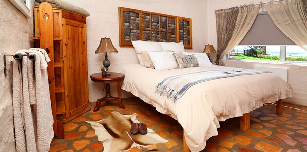 Un dormitorio con cama, armario de madera y ventana con vistas.