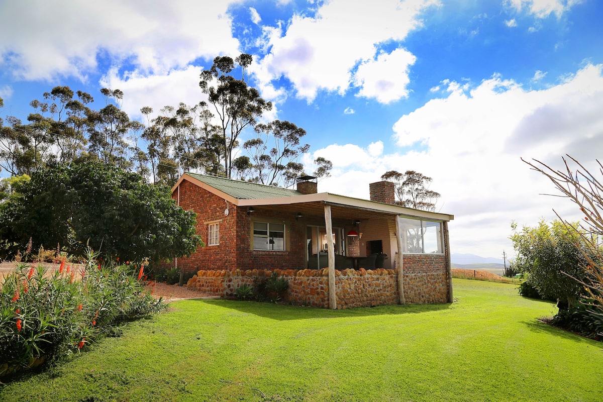 Denham Bustard Family Cottage | 3 bedrooms, minibar, bed sheets