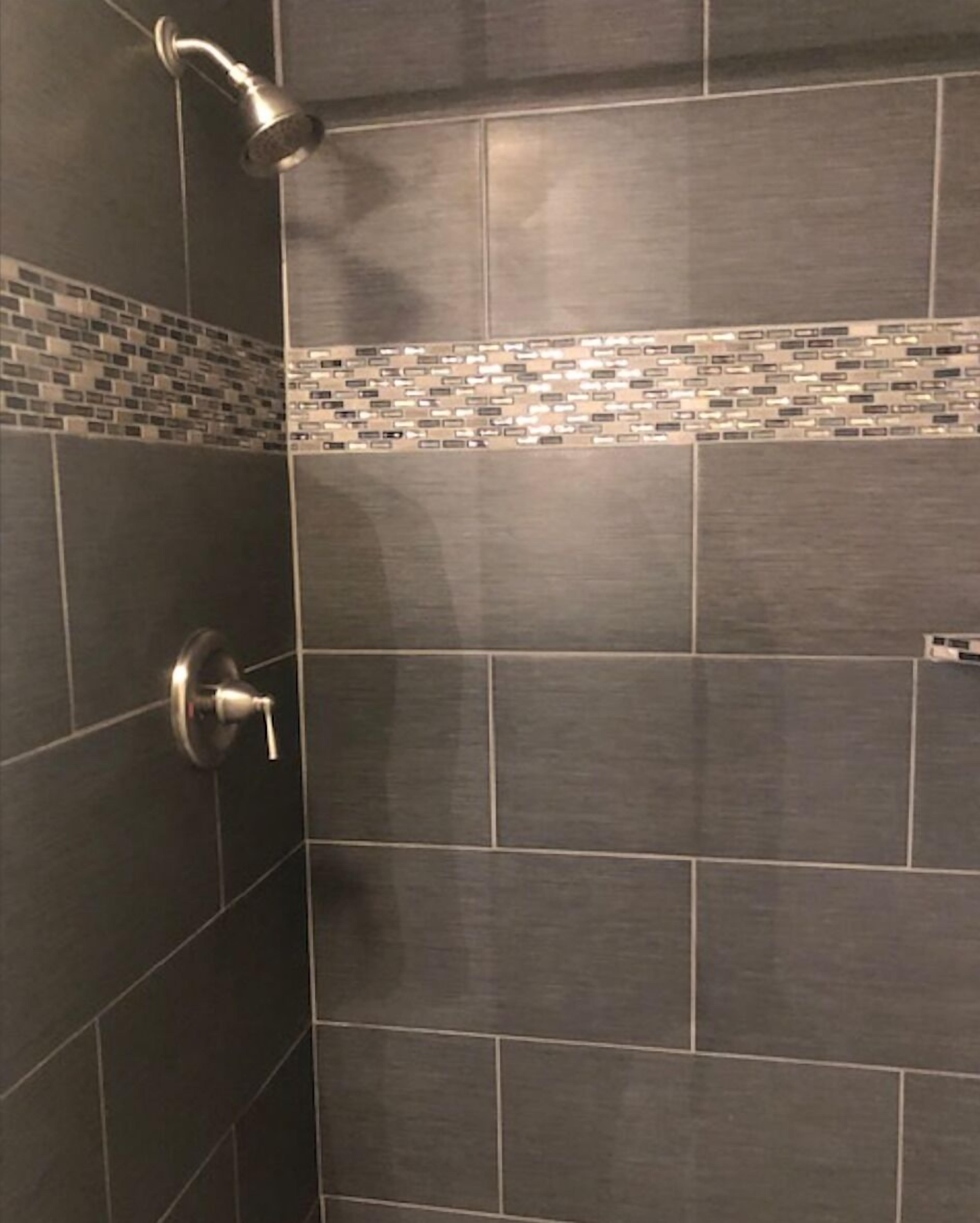 Room 16 | Bathroom | Shower, free toiletries, hair dryer, towels