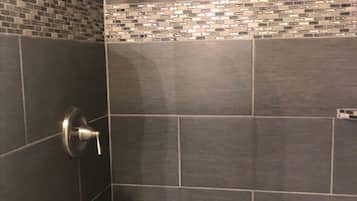 Room 16 | Bathroom | Shower, free toiletries, hair dryer, towels