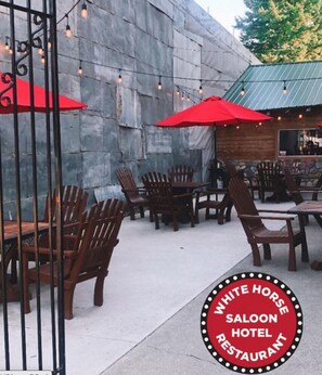Terrace/patio - White Horse Hotel (Spirit Lake)