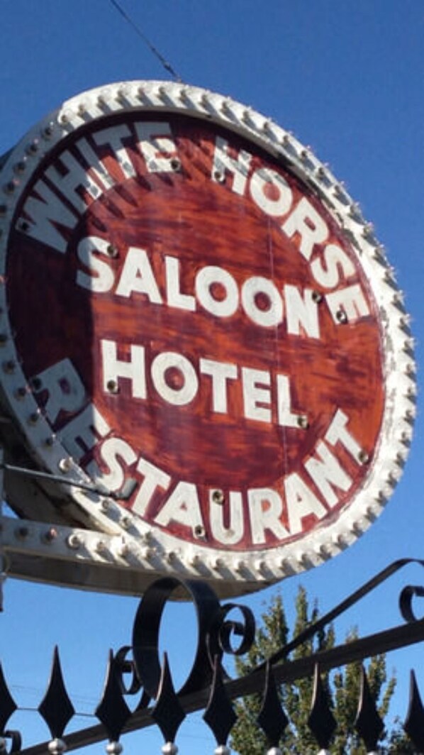 Exterior - White Horse Hotel (Spirit Lake)