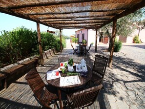 Outdoor dining - Farmhouse Montalto near Sandy Beaches (Montalto di Castro)