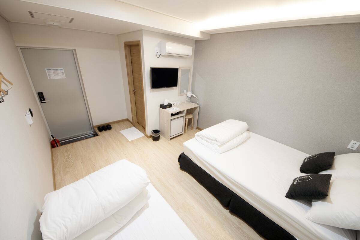 Family Room | Premium bedding, desk, free WiFi