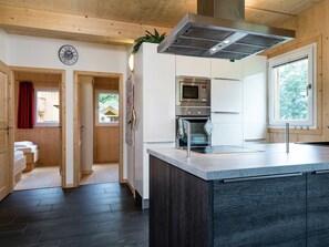 Frigorífico, microondas, horno y placa de cocina