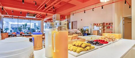 Un buffet de petit-déjeuner proposant une variété d’aliments et de boissons.