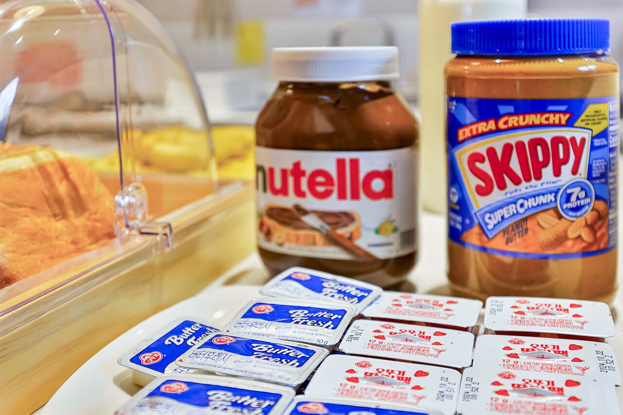 Exhibición de Nutella, mantequilla de cacahuete Skippy y vasos de yogur Butter Crush.
