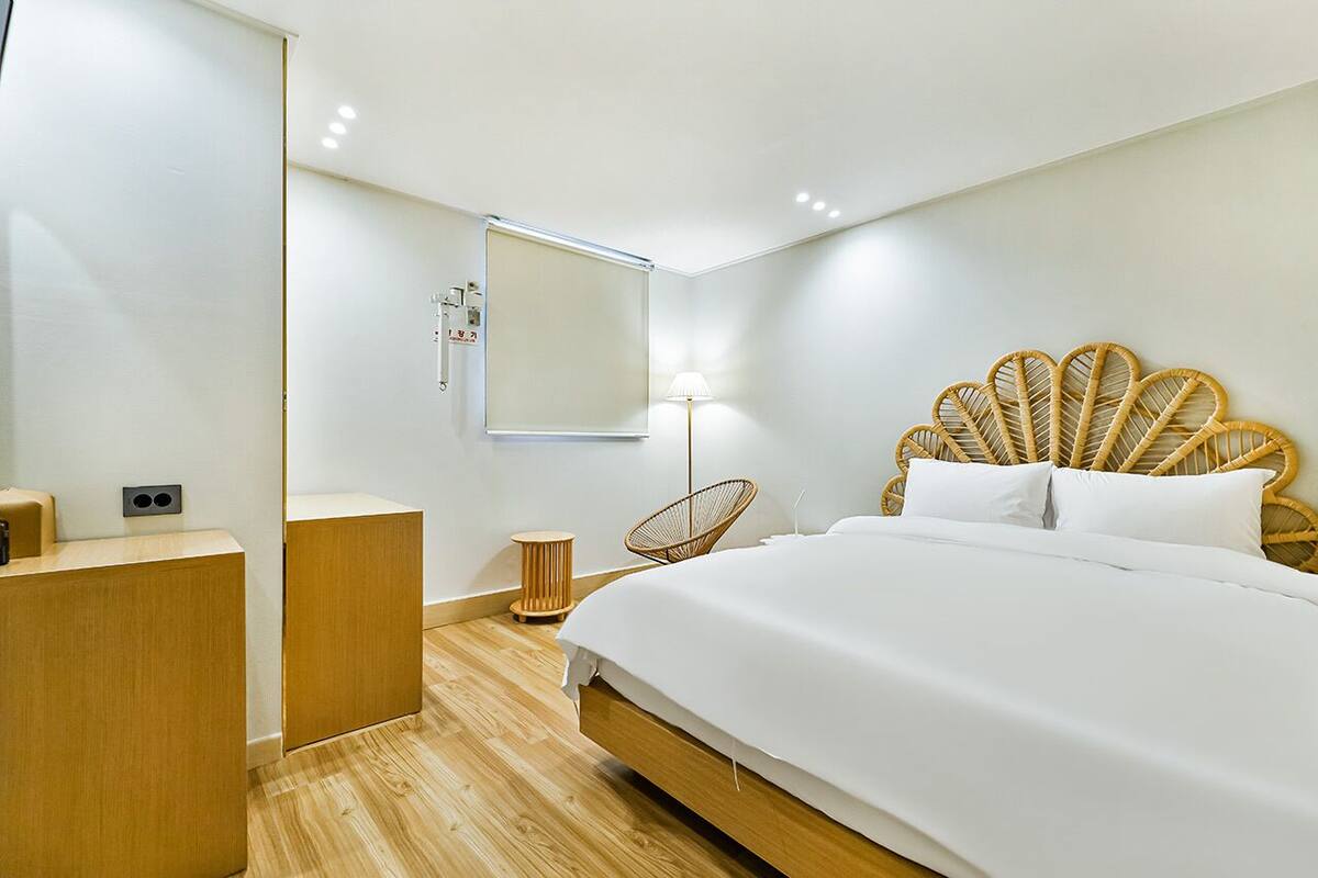 Deluxe Double | Premium bedding, down comforters, Select Comfort beds, soundproofing