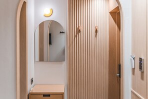 Premium bedding, down duvets, Select Comfort beds, soundproofing - Gyeongju Hotel Gonggan (Gyeongju)