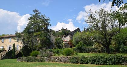 Lovely talo ruohopuutarhalla, jaettu uima-allas, joen Ardèche