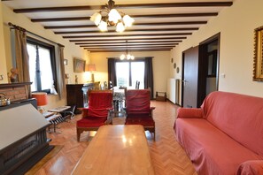 TV connectée, cheminée, lecteur de DVD, table de tennis de table