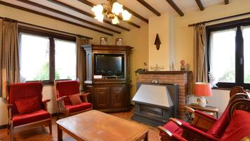 Smart TV, fireplace, DVD player, table tennis