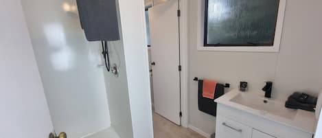 Studio (Unit 6) | Badezimmer