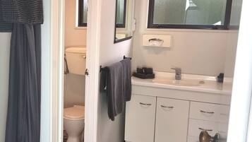 Huoneisto, 1 makuuhuone (Unit 4) | Kylpyhuone | Suihku, ilmaiset hygieniatuotteet, hiustenkuivaaja, pyyhkeet