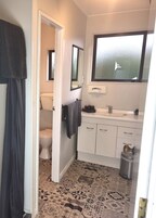 Apartamento, 1 habitación (Unit 4) | Baño | Ducha, artículos de higiene personal gratuitos y secador de pelo