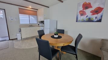Családi apartman, 2 hálószobával (Unit 1) | Privát konyha | Hűtőszekrény, mikrohullámú sütő, kávé-/teafőző és elektromos vízforraló