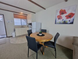 Apartamento familiar, 2 habitaciones (Unit 1) | Cocina privada | Frigorífico, microondas, cafetera o tetera y hervidor eléctrico