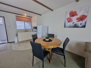 Apartamento família, 2 quartos (Unit 1) | Cozinha privada | Geladeira, micro-ondas, cafeteira/chaleira, chaleira elétrica