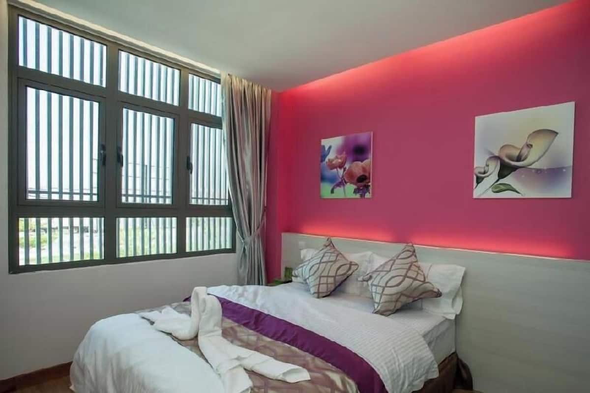 Un dormitorio con una cama, una ventana con persianas y dos obras de arte colgadas en la pared.